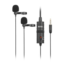 Boya BY-M1DM dobbelt sort myggenet med to clip-on mikrofoner, skumvindhætter, kontrolmodul og 3,5 mm jackstik.