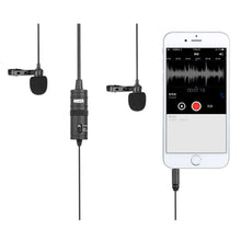 Boya BY-M1DM dobbelt lavaliermikrofon med clip og skumvindhætte tilsluttet smartphone via jackstik.