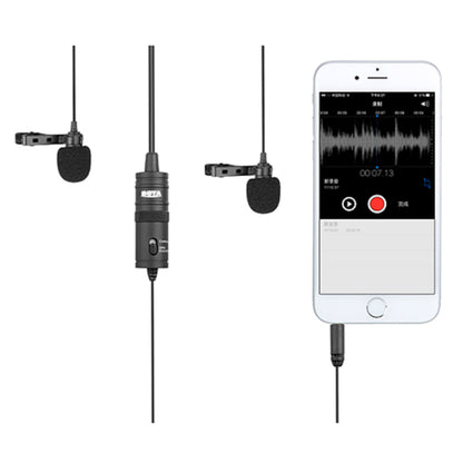 Boya BY-M1DM dobbelt lavaliermikrofon med clip og skumvindhætte tilsluttet smartphone via jackstik.