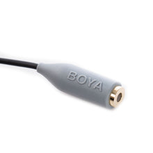 Boya BY-CIP mikrofonadapter 3,5 mm, grå kabel med hvidt "BOYA" logo og guld hunstik.