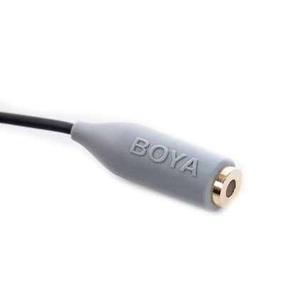 Boya BY-CIP mikrofonadapter 3,5 mm, grå kabel med hvidt "BOYA" logo og guld hunstik.