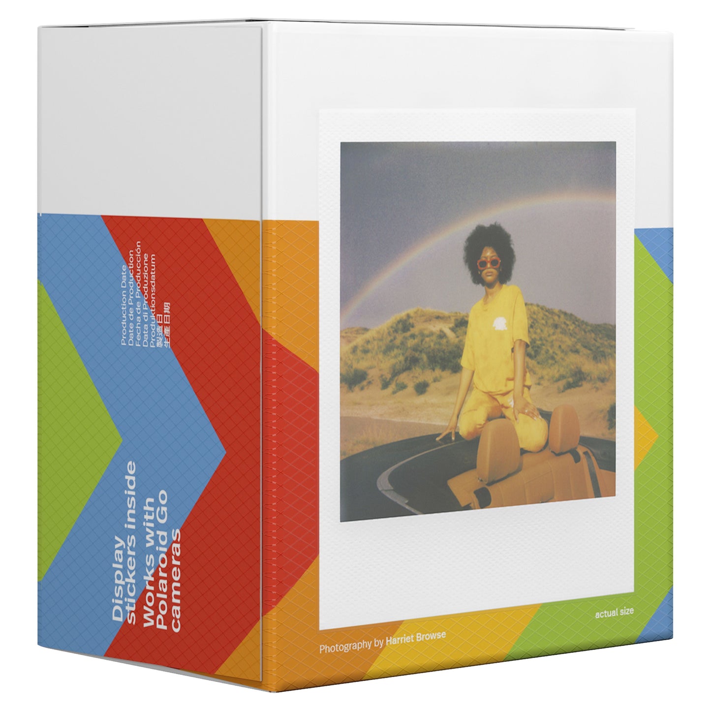Polaroid Go Film Dobbelt Pakke 16 billeder, æske med grafisk mønster og Polaroid-foto af person i gult på bildak under regnbue.