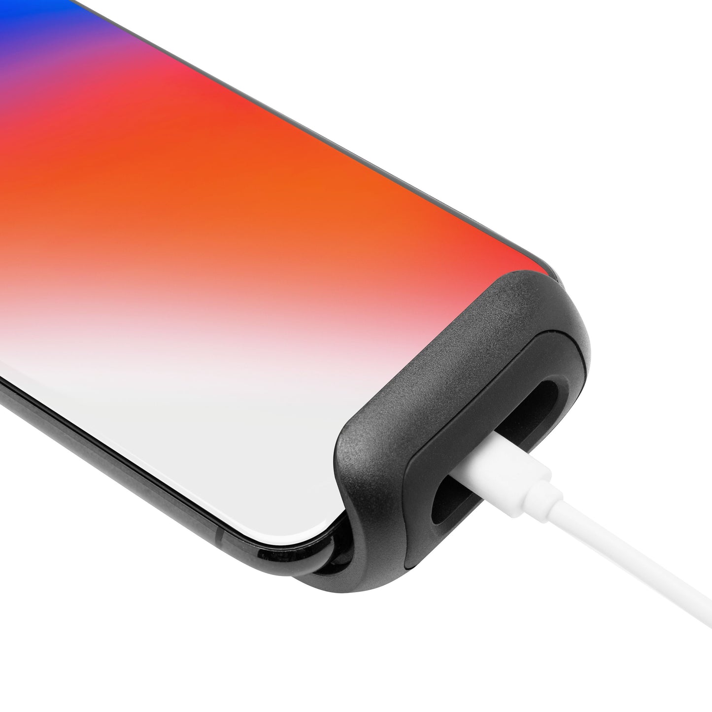 Smartphone med farverig skærm i sort cover, tilsluttet hvid opladerkabel, monteret i bilholder med sugekop.