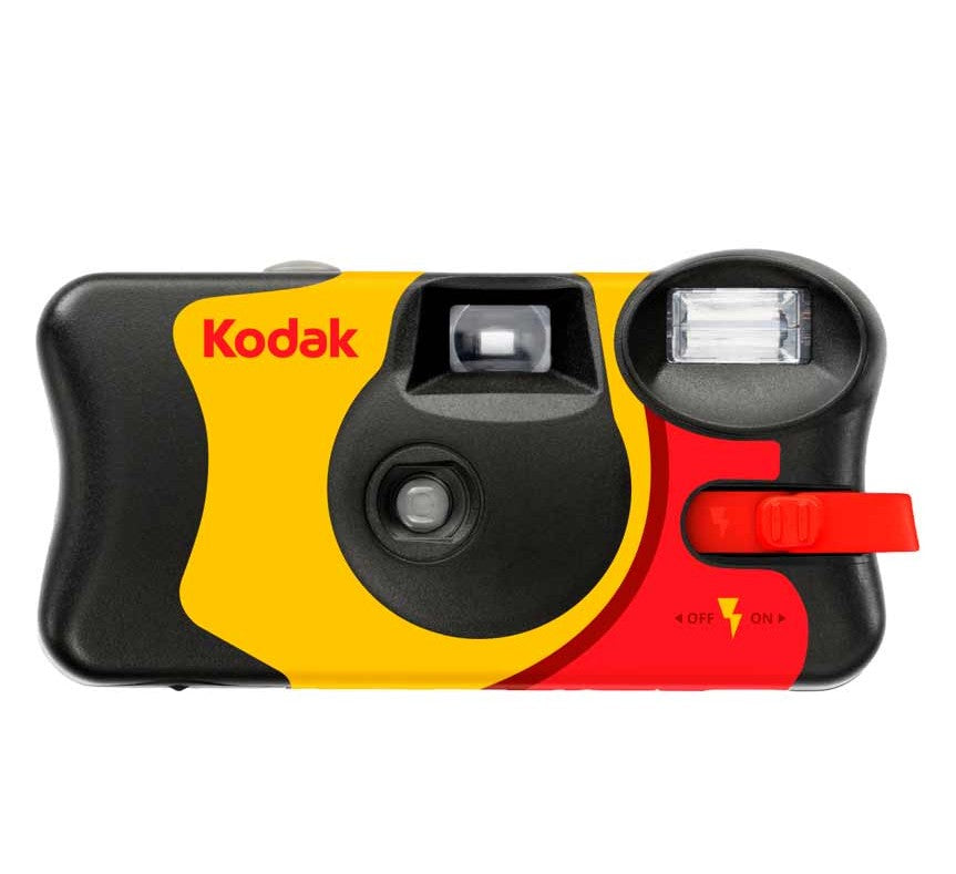 Kodak engangskamera med blitz, 27 billeder, sort med gule og røde detaljer, søger og rød ON/OFF-knap på forsiden.