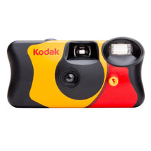 Kodak engangskamera med blitz, 27 billeder, gul/rød/sort design, objektiv, søger og flash på fronten.