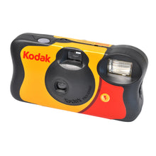 Kodak engangskamera med blitz, gul, rød og sort, 27 billeder, indbygget søger.