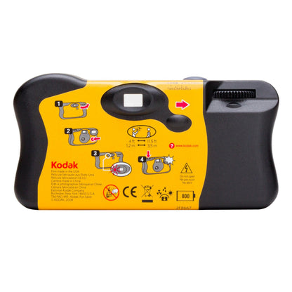 Kodak engangskamera med blitz, 27 billeder, bagside med gule instruktioner og sikkerhedsikoner.