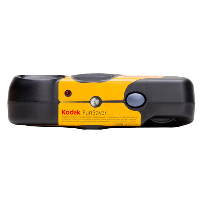 Kodak engangskamera med blitz, 27 billeder, sort-gult design, frontlinse, flash og rød udløserknap.