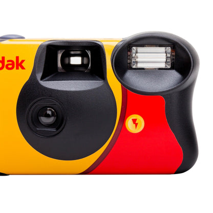 Kodak engangskamera med blitz, 27 billeder, gul/rød med sorte detaljer, linse, søger og lyn-ikon ved flash.