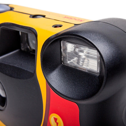 Kodak engangskamera med blitz, 27 billeder, gul-rødt kamerahus, synlig linse og flash.