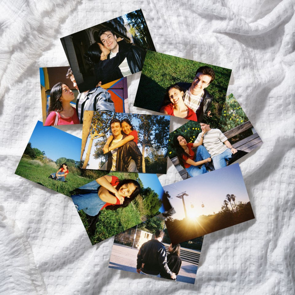 Fujifilm QuickSnap Flash Engangskamera 27 billeder vises med printede fotos, alle taget udendørs med kameraet.