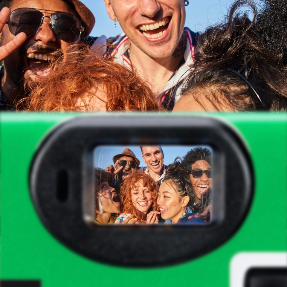 Fujifilm QuickSnap Flash engangskamera 27 billeder, gruppe venner ses i søgeren, udendørs scene.