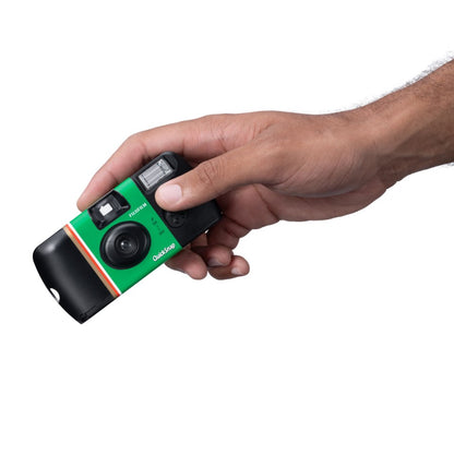 Fujifilm QuickSnap Flash engangskamera 27 billeder grøn og sort, holdt i hånd.
