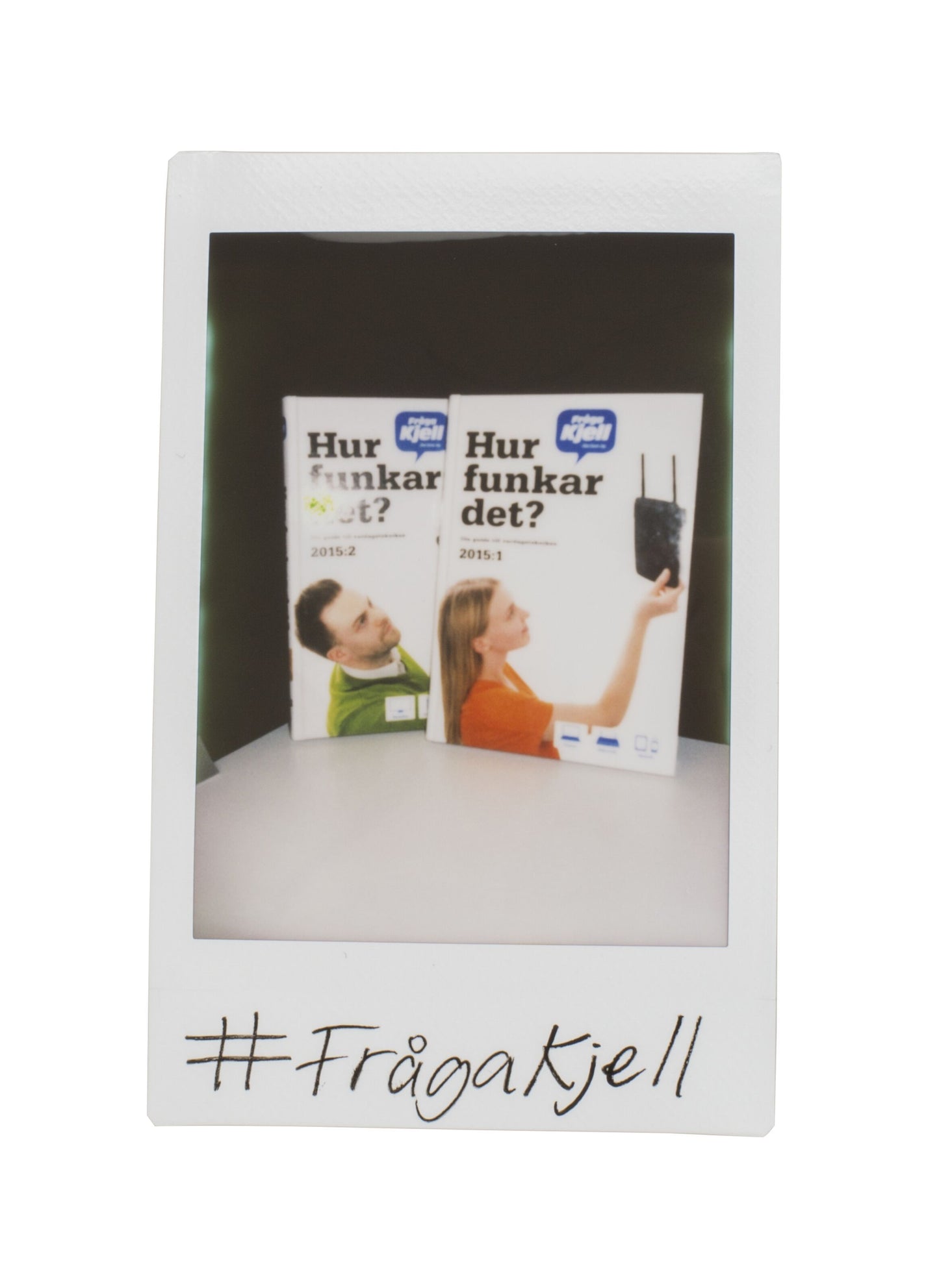 Hvordan funkar det? magasiner svensk, 2 stk stående, Instax mini film 20-pakke, håndskrevet FrågaKjell nederst.