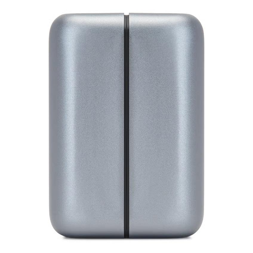 Magnetisk, delbar håndvarmer med powerbank (2 x 5000 mAh), sølvgrå, rektangulær med afrundede kanter og sort lodret midterlinie.