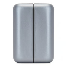 Magnetisk, delbar håndvarmer med powerbank (2 x 5000 mAh), sølvgrå, rektangulær med afrundede kanter og sort lodret midterlinie.