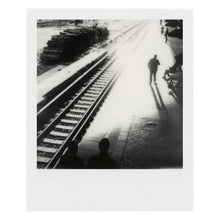 Polaroid Film til Polaroid Now og Onestep 2 i-Type Sort/hvid, togperron med skinner, personer og sollys.