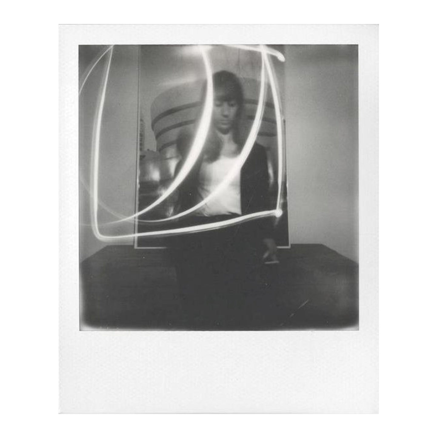 Polaroid i-Type sort/hvid film til Polaroid Now og Onestep 2 med motiv af kvinde indendørs, lysspor, moderne baggrund.