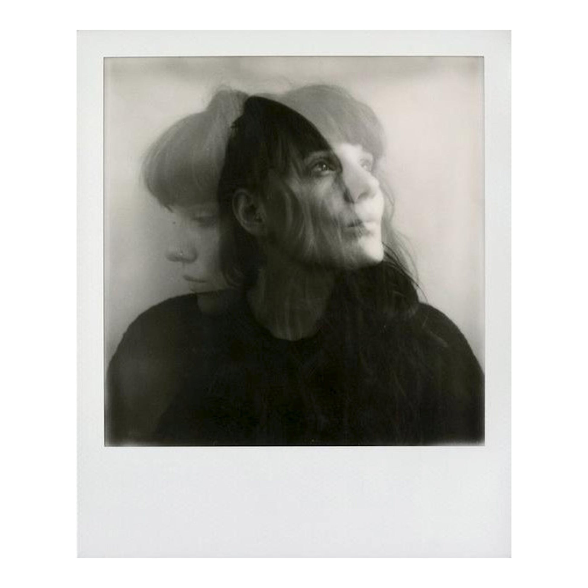 Polaroid i-Type sort/hvid film til Now og Onestep 2, billede med dobbelteksponeret kvindeportræt, langt mørkt hår.