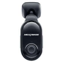 Nextbase Piqo 1K dashcam forfra med central vidvinkellinse, lille sensor over og NEXTBASE-logo på fronten.