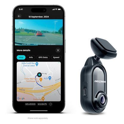 Nextbase Piqo 1K dashcam med nattesyn, linse og beslag ved siden af smartphone med optagelse og rutekort.