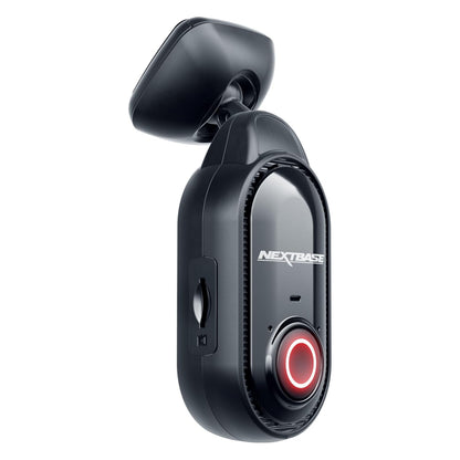 Nextbase Piqo 1K dashcam sort med linse, rødt indikatorlys, sideslot, drejemontering og nattesyn.
