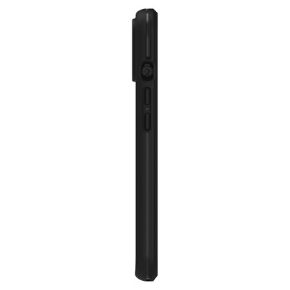 Sorter iPhone 13 sæt fra siden med slank profil, øverste kamerabump, højre knapper og Otterbox Fre mobilcover.