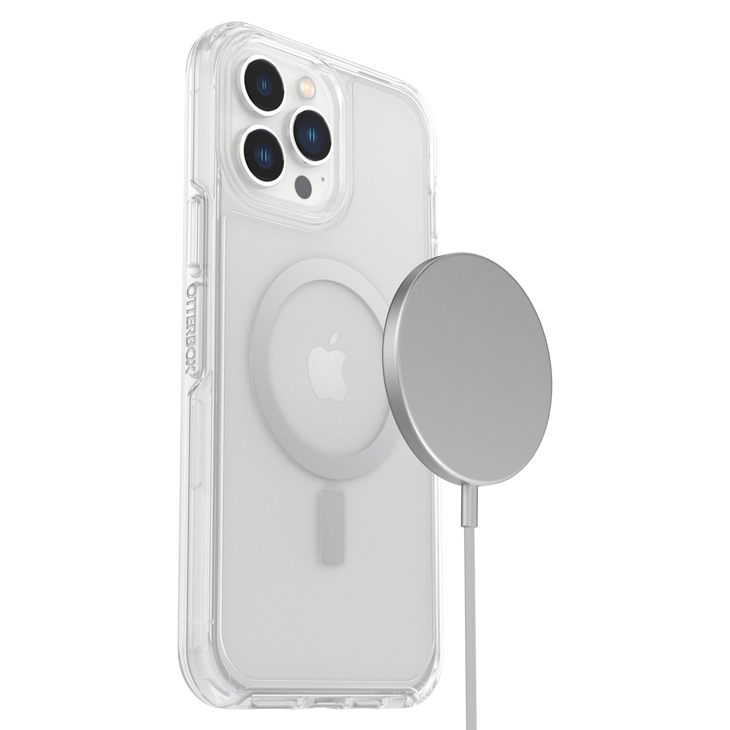 IPhone 13 Pro Max med gennemsigtigt Symmetry Plus-cover og rund MagSafe-kompatibel oplader fastgjort bagpå, kabel nedad.