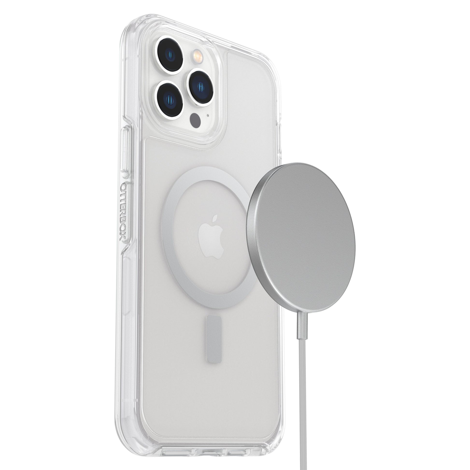 IPhone 13 Pro Max med gennemsigtigt Symmetry Plus-cover og rund MagSafe-kompatibel oplader fastgjort bagpå, kabel nedad.
