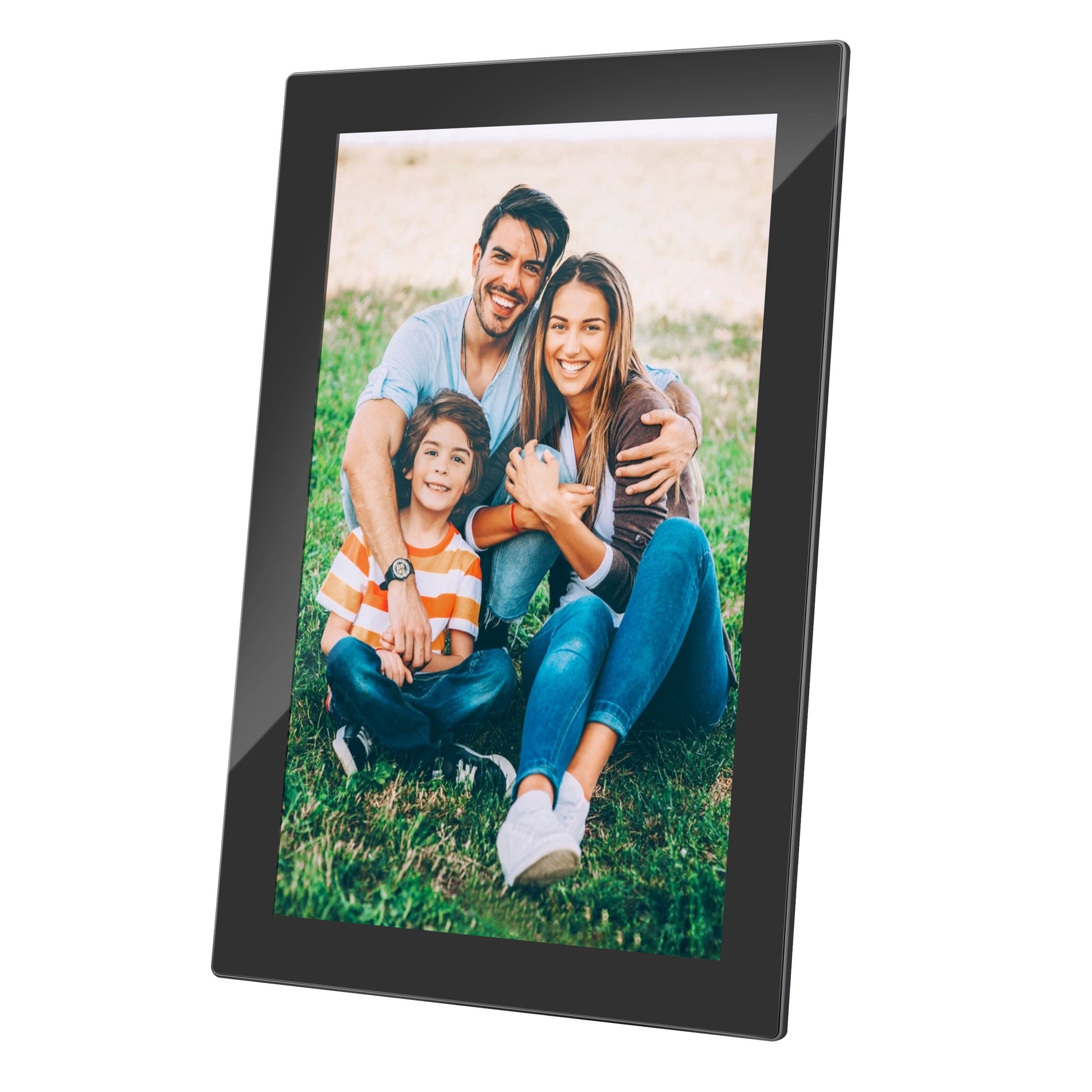 Denver Frameo digital fotoramme 10,1" sort med wifi viser foto af familie med tre personer udendørs på græs.