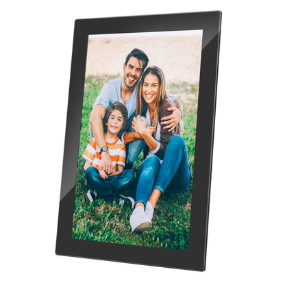 Denver Frameo digital fotoramme 10,1" sort med wifi viser foto af familie med tre personer udendørs på græs.