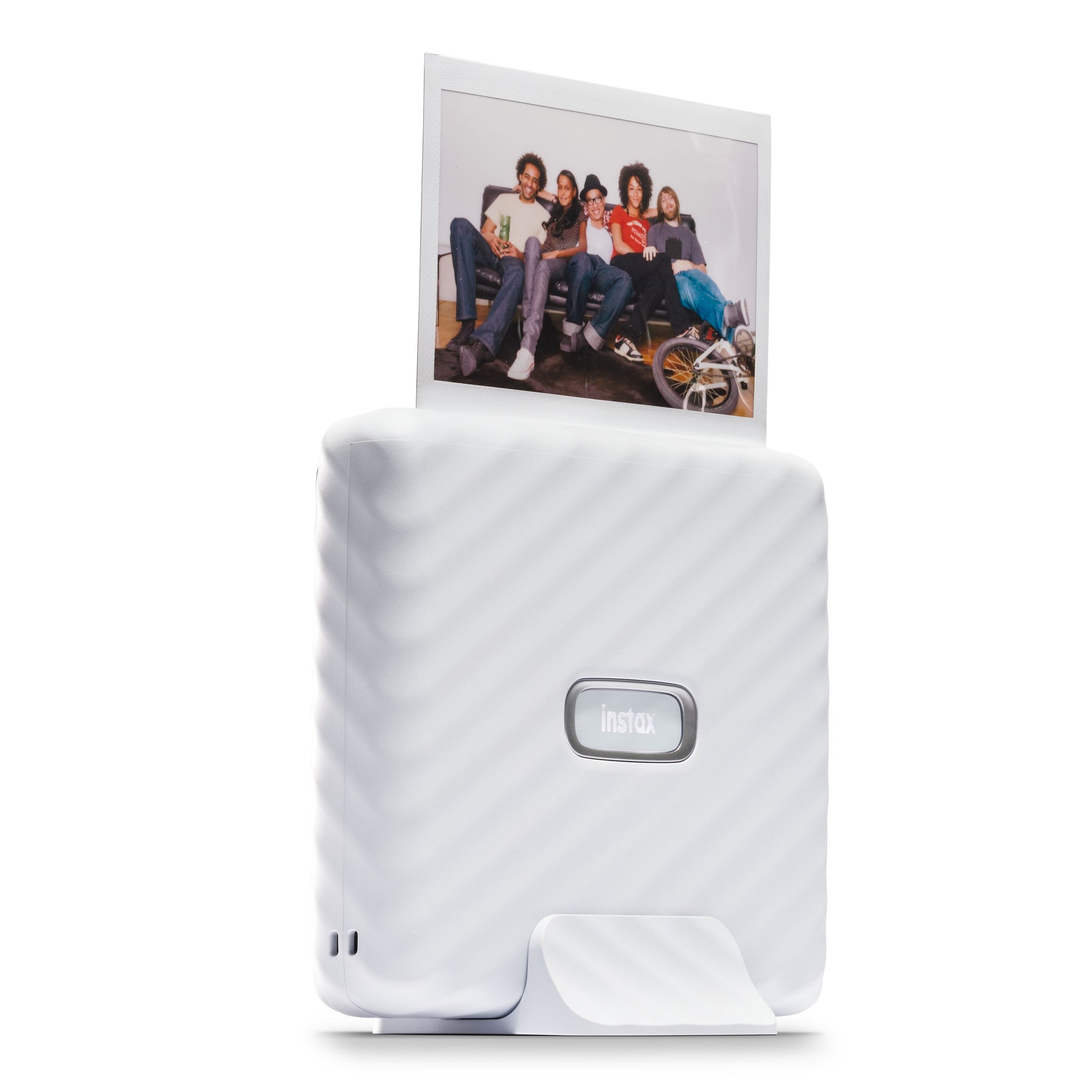 Fujifilm Instax Link Wide hvid smartphone-printer med tekstureret overflade, frontlogo og foto under printning.