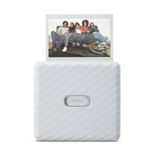 Fujifilm Instax Link Wide hvid smartphone-printer med tekstureret overflade, Instax-logo og Instax Wide-film.