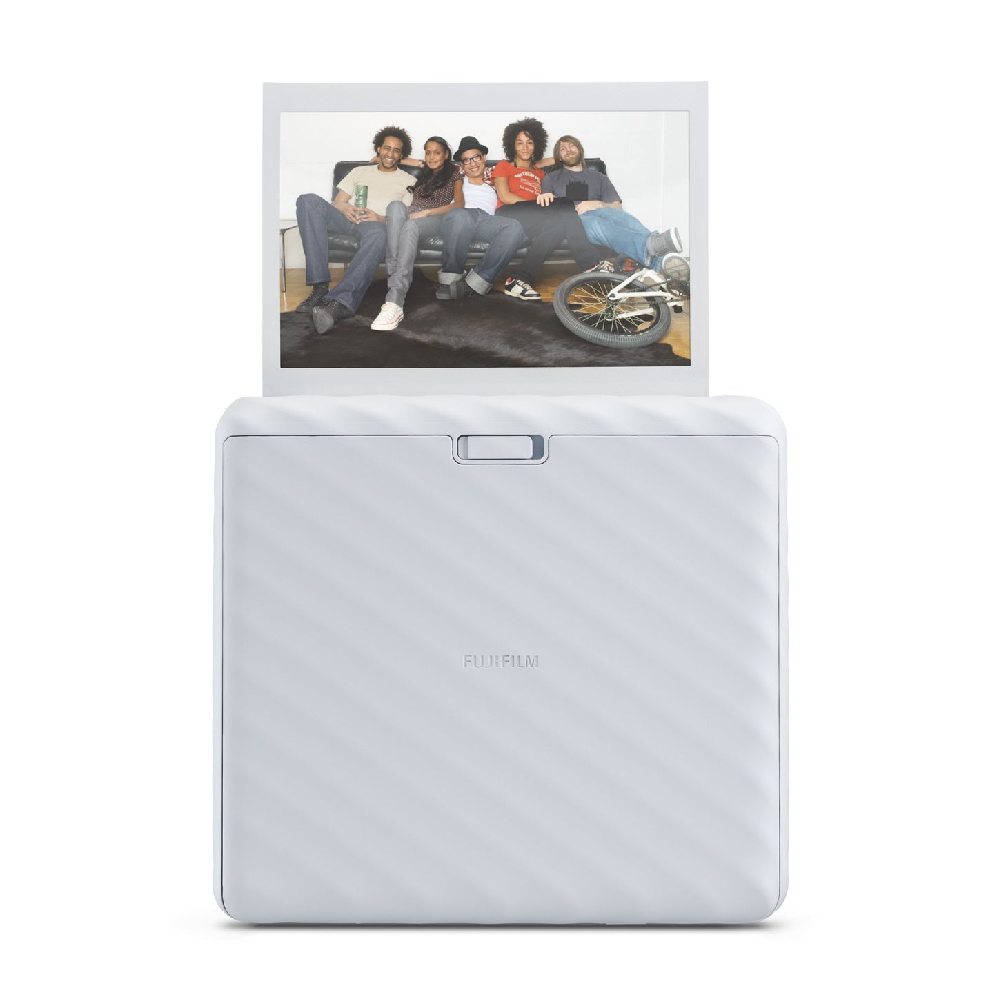 Fujifilm Instax Link Wide Hvid instant printer printer et Instax Wide foto med fem personer på sofa og cykel til højre.