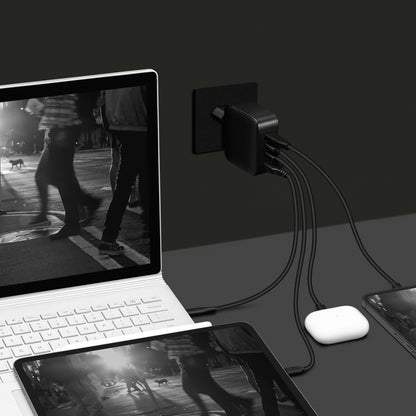 Linocell Premium GaN multioplader PD 3.1 140 W sort med hvid laptop, tablet, mobil og trådløs earbuds-etui tilsluttet.
