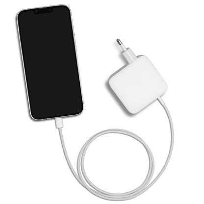 Smartphone tilsluttet hvid Linocell Premium GaN multioplader PD 3.1 140 W via hvidt kabel.