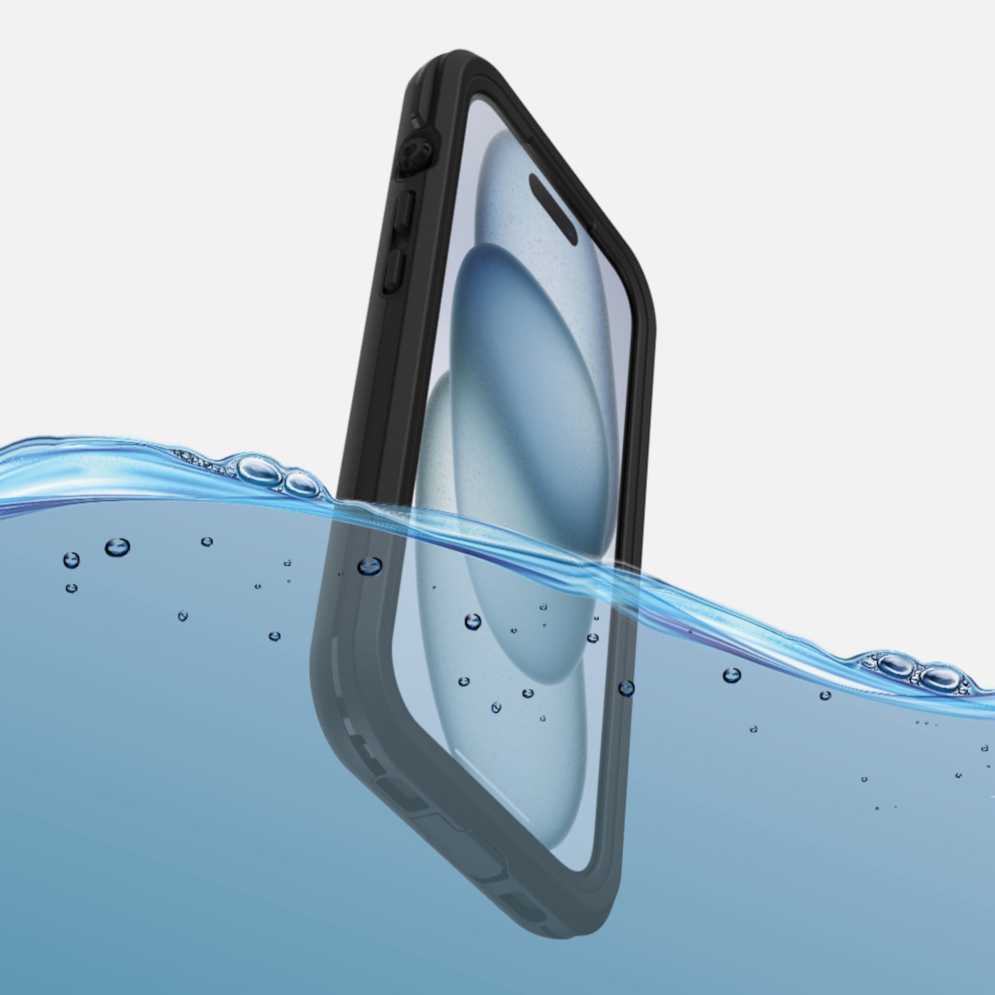 IPhone 15 i Otterbox Fre mobilcover delvist nedsænket i vand, viser coverets vandafvisende egenskab.