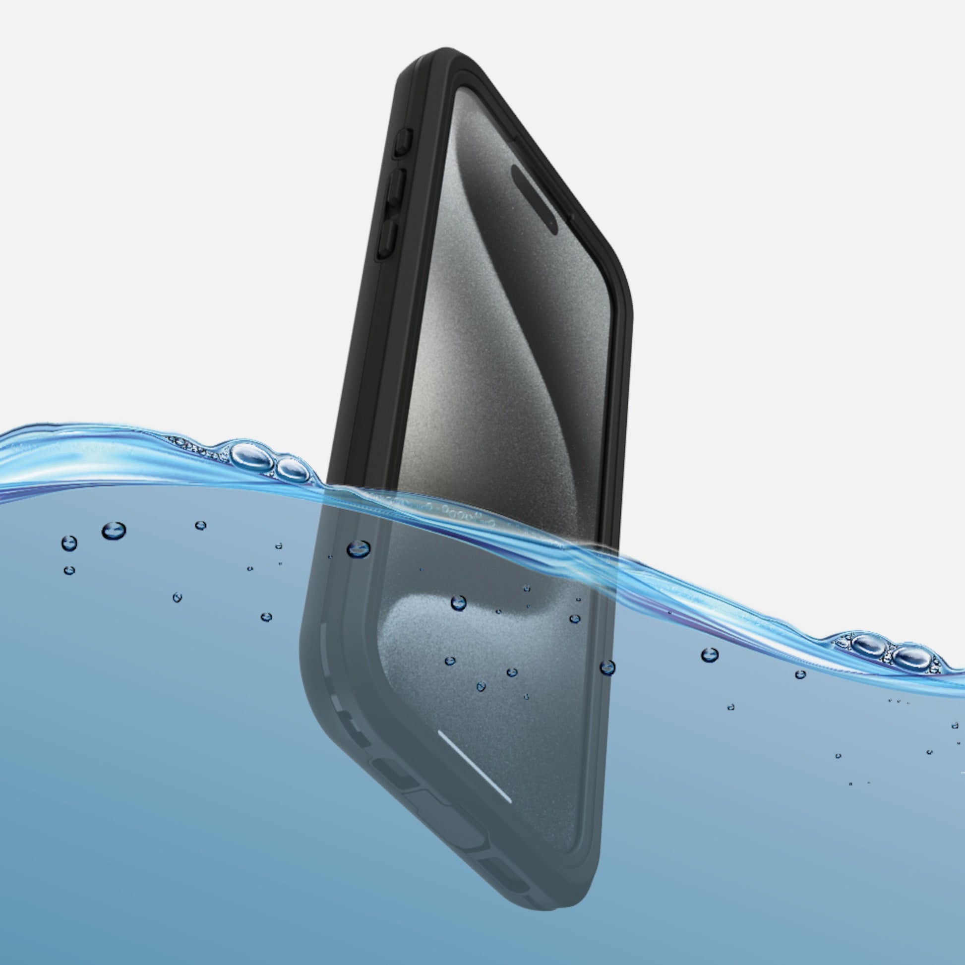 IPhone 15 Pro Max i sort Otterbox Fre cover delvist nedsænket i vand, skærmen synlig over vandoverfladen.