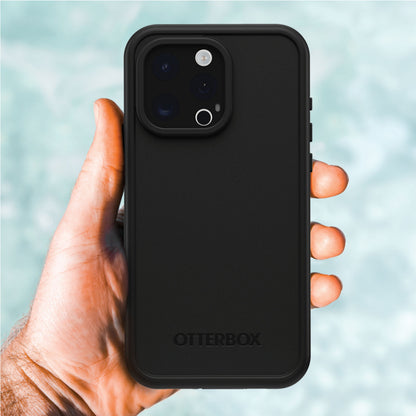 IPhone 15 Pro Max i Otterbox Fre MagSafe-cover, synlige kameralinser og Otterbox-logo, sløret lyseblå baggrund.