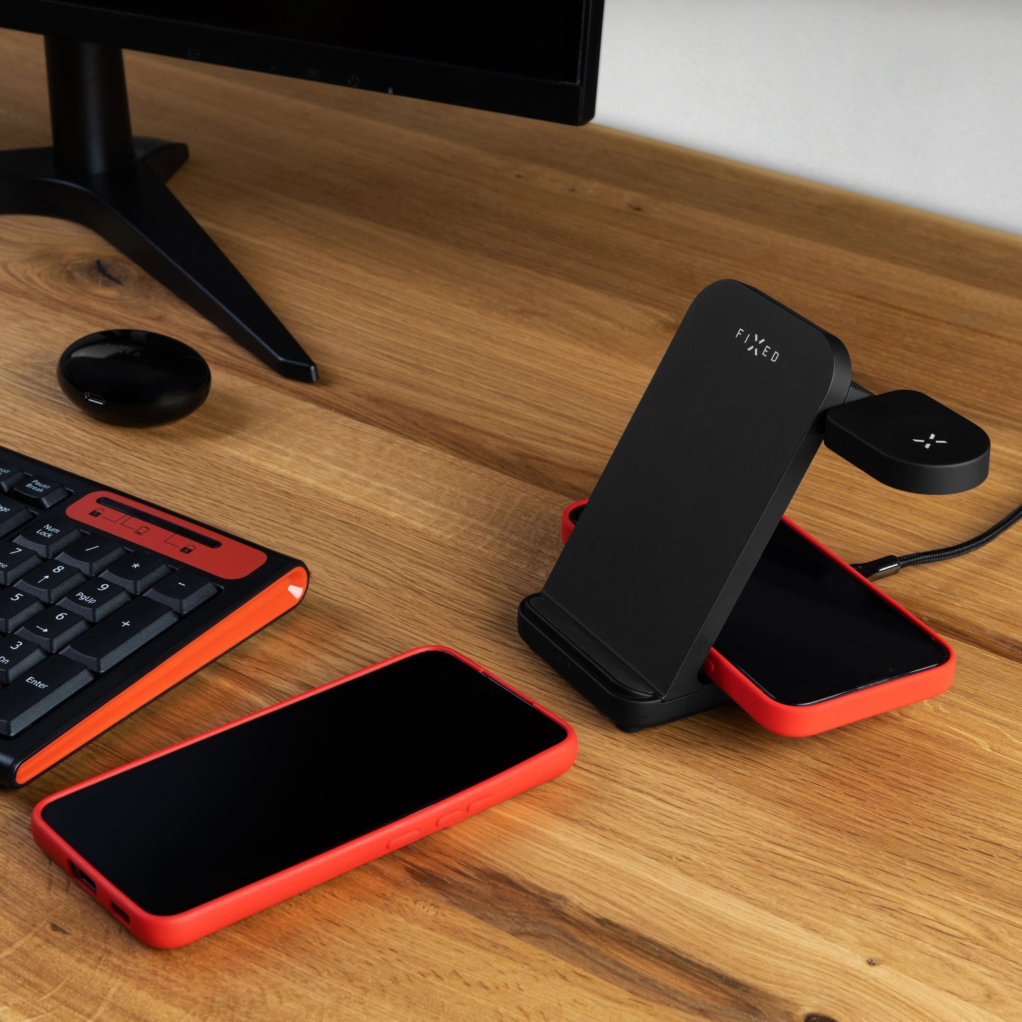 Fixed Powerstation 3-i-1 opladningsstation med trådløs opladning, til smartphones i røde covers, sort/rød tastatur, mus.