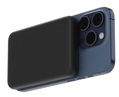Linocell Magnetisk Powerbank 5000 mAh monteret taske på blå smartphone med triple kamera, understøtter trådløs opladning iPhone.