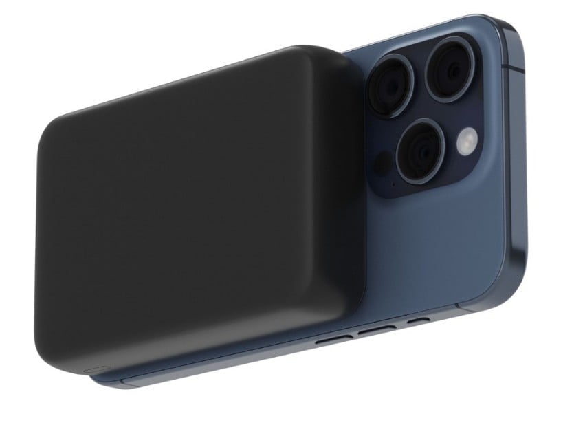 Blå iPhone 15 med tre bagkameraer med Magsafe Powerbank 10000 mAh fastgjort, dækker delvist kameraområdet.