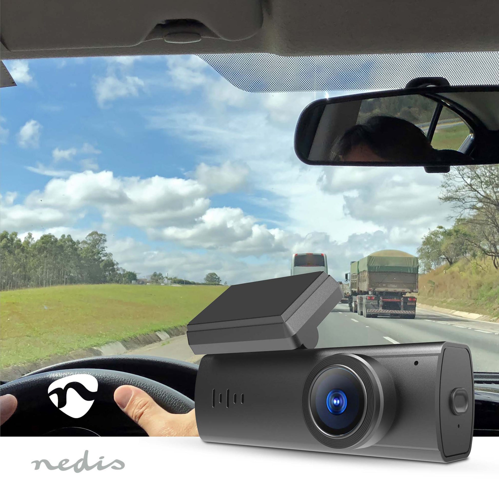 Nedis Dash Cam 1080p med vidvinkel, synligt Nedis-logo nederst til venstre, monteret i forruden.