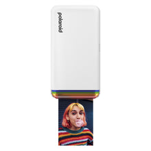 Polaroid Hi-Print Gen 2 Hvid printer farvefoto med regnbuestribe i bunden, billedmotiv af person med farverigt hår.