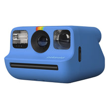 Polaroid Go Gen2 instant kamera blå, regnbuestribe over linsen, flash til venstre, logo under, front og højre side vises.