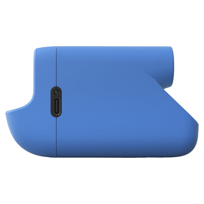 Polaroid Go Gen2 instant kamera, blå, sideview med USB-C port, rundet design og markant højre fremspring.