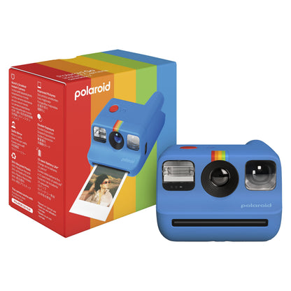 Polaroid Go Gen2 Instant kamera blå ved siden af regnbue-stribet æske med produktbillede, foto ud af kameraet.