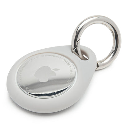Linocell AirTag nøglering grå i lysegrå silikone med metalring, tæt detalje af design og materialer.
