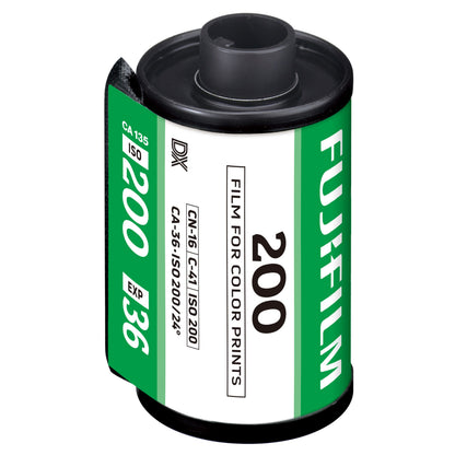 Fujifilm 135 film 36 billeder ISO 200 grøn og hvid etiket til analoge kameraer.