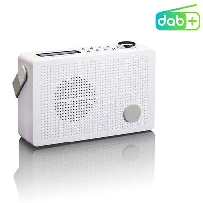 Bærbar DAB+/FM-radio med alarmfunktion, højttalergitter, kontrolknapper og skærm øverst, sølvfarvet drejeknap foran, DAB+ logo.